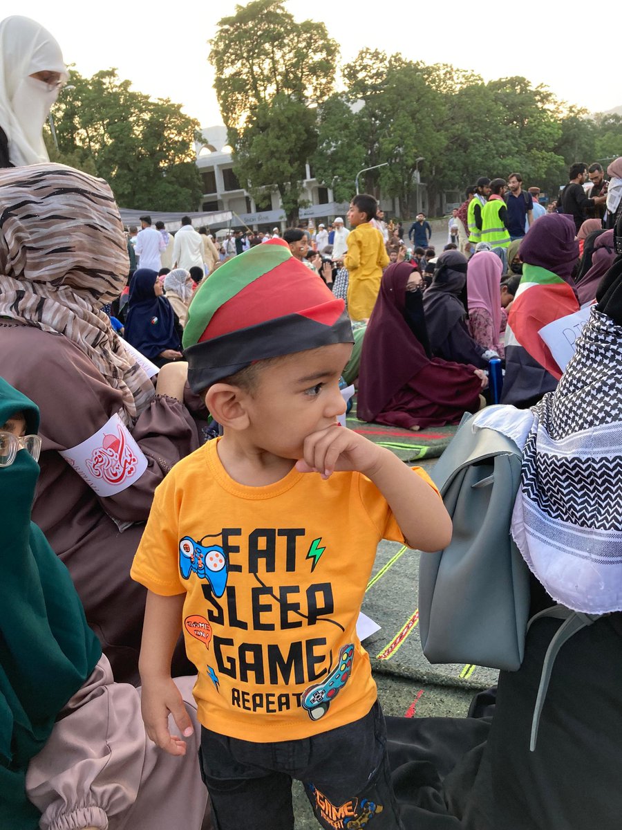 AyeshaA_Q's tweet image. 🚨 Recent Scenes from DChowk Dharna

Our kids are not any less involved in asking @GovtofPakistan &amp;amp; @OfficialDGISPR to save the kids of G.a.z.a. 

@SaveGazaPK 
#IAmAtDChowkDharna
#ReachDChowkNow