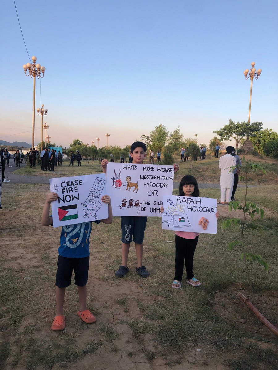 AyeshaA_Q's tweet image. 🚨 Recent Scenes from DChowk Dharna

Our kids are not any less involved in asking @GovtofPakistan &amp;amp; @OfficialDGISPR to save the kids of G.a.z.a. 

@SaveGazaPK 
#IAmAtDChowkDharna
#ReachDChowkNow