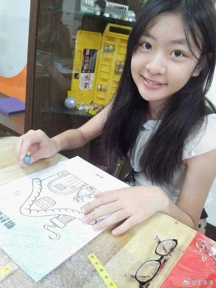 SharonWang_Fans's tweet photo. 20240601 | [Weibo Super Topic] #王承渲 (1/3)

[แปลแคปชั่น]

😈 : วันนี้เป็นวันแรกของเดือนมิถุนายน
พวกคุณตอนเด็กๆ เป็นอย่างไรกันบ้างคะ?
ภาพเหล่านี้พวกคุณเคยเห็นมาก่อนหรือเปล่า?
ขอให��มีความสุขในวันหยุดสุดสัปดาห์นะคะ

🔗https://t.co/E0rT7F9nuJ

#SharonWang #WangChengxuan https://t.co/QRRsjCKjWg