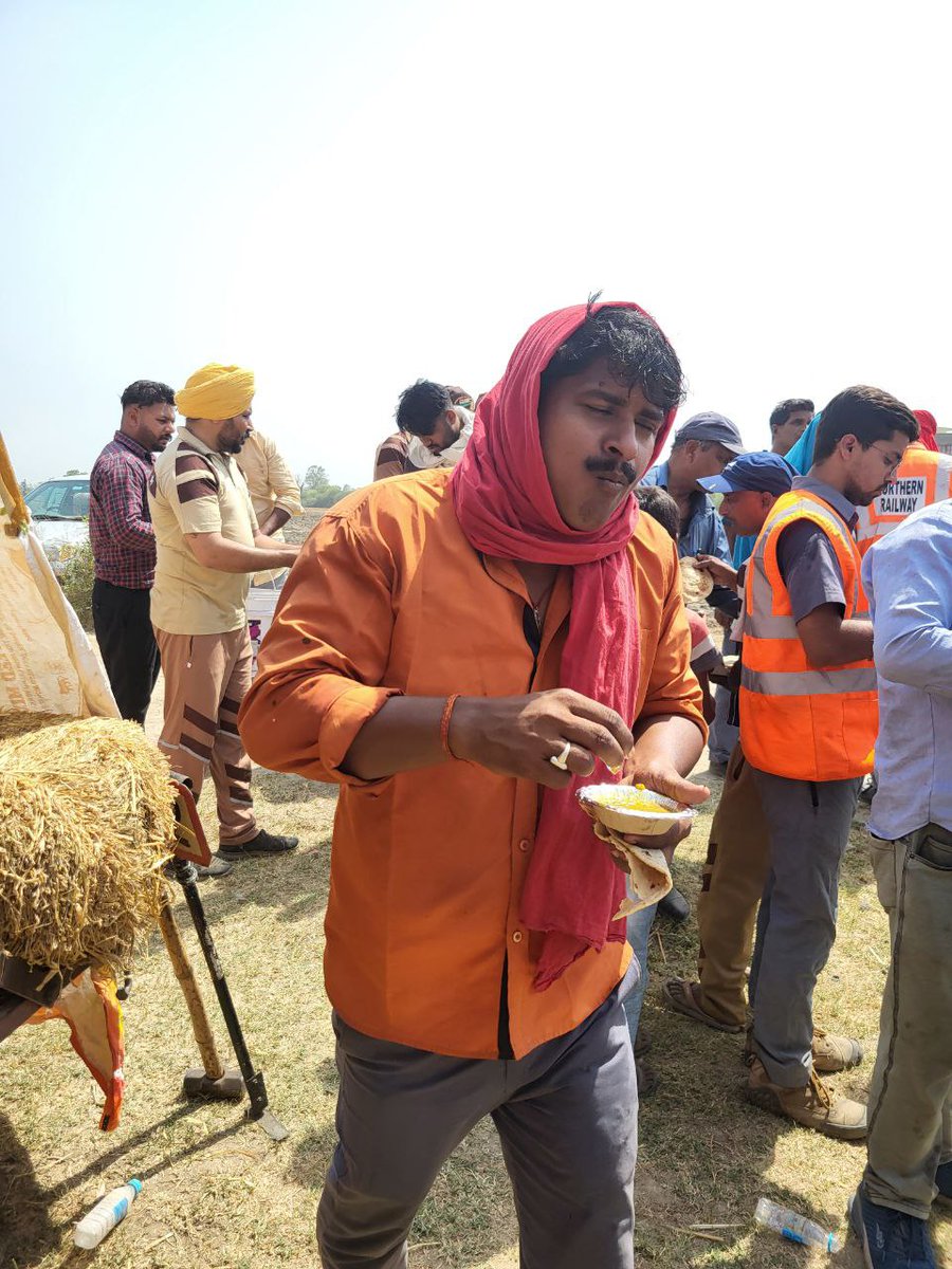 Surjeet87623321's tweet photo. आज पंजाब के Sirhind, Sri Fatehgarh Sahib मैं हुए रेल हादसे में डेरा सच्चा सौदा के ग्रीन के सेवादारों ने  Ram Rahim  जी की प्रेरणाओं पर चलते हुए राहत कार्य चलाया और रेलवे की टीम के साथ मिलकर पीड़ितों की सहायता की।
#ServiceForHumanity #TrainAccident 
#WelfareByDSS
Saint MSG Insan https://t.co/TWKXEGg2CL