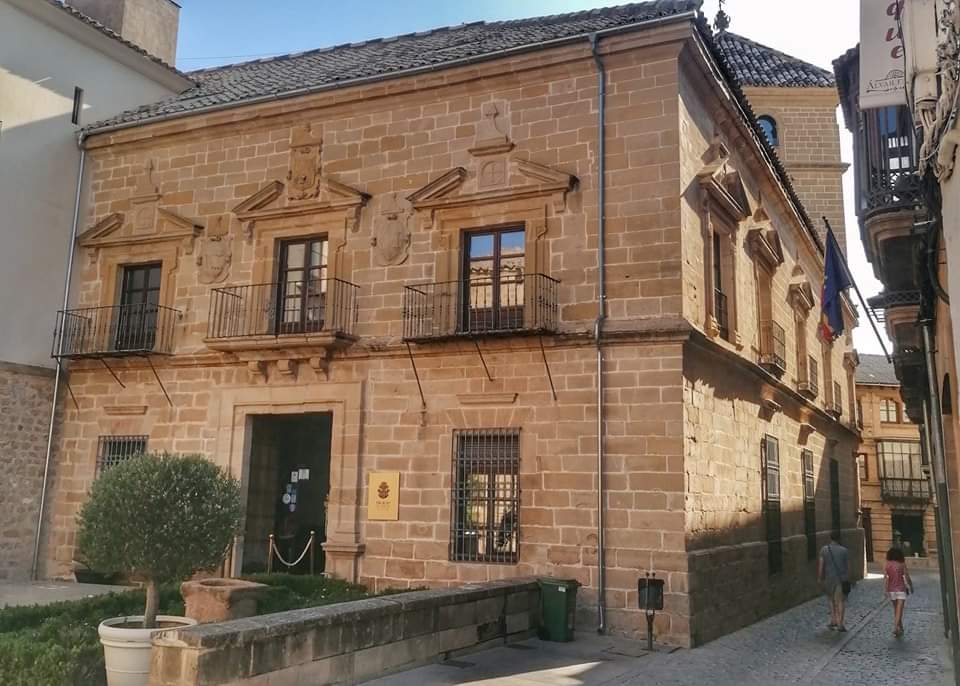 Úbeda, una joya del Renacimiento en el sur de España, es conocida por su impresionante colección de palacios renacentistas que reflejan la grandeza y el esplendor de esta era dorada. Declarada Patrimonio de la Humanidad por la UNESCO en 2003

#ubeda #spanish #tourspain #turjaen