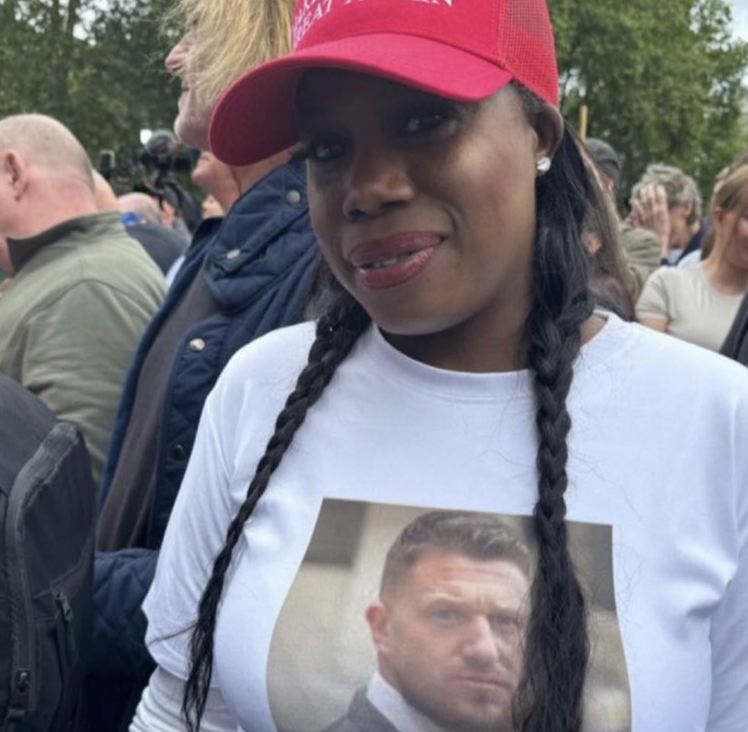 Patrioti con cappello MAGA e Tommy Robinson sulla T-shirt