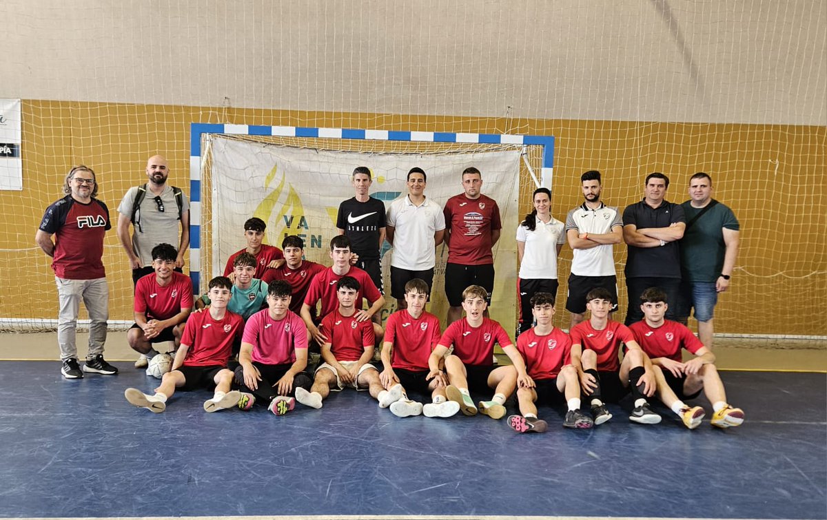 VilamarxantFSF's tweet photo. 💜🤍💜JORNADA DE FORMACIÓN DE ENTRENADORES💜🤍💜
@ManuelCollado7 ha dado una masterclas tanto teórica como práctica sobre cómo planificar una temporada. Entrenadores de nuestro club y de otros clubes han podido disfrutar y aprender.
GRACIAS MANOLÍN.
#jotambesocfuturvilamarxant https://t.co/yo27t5HOFm