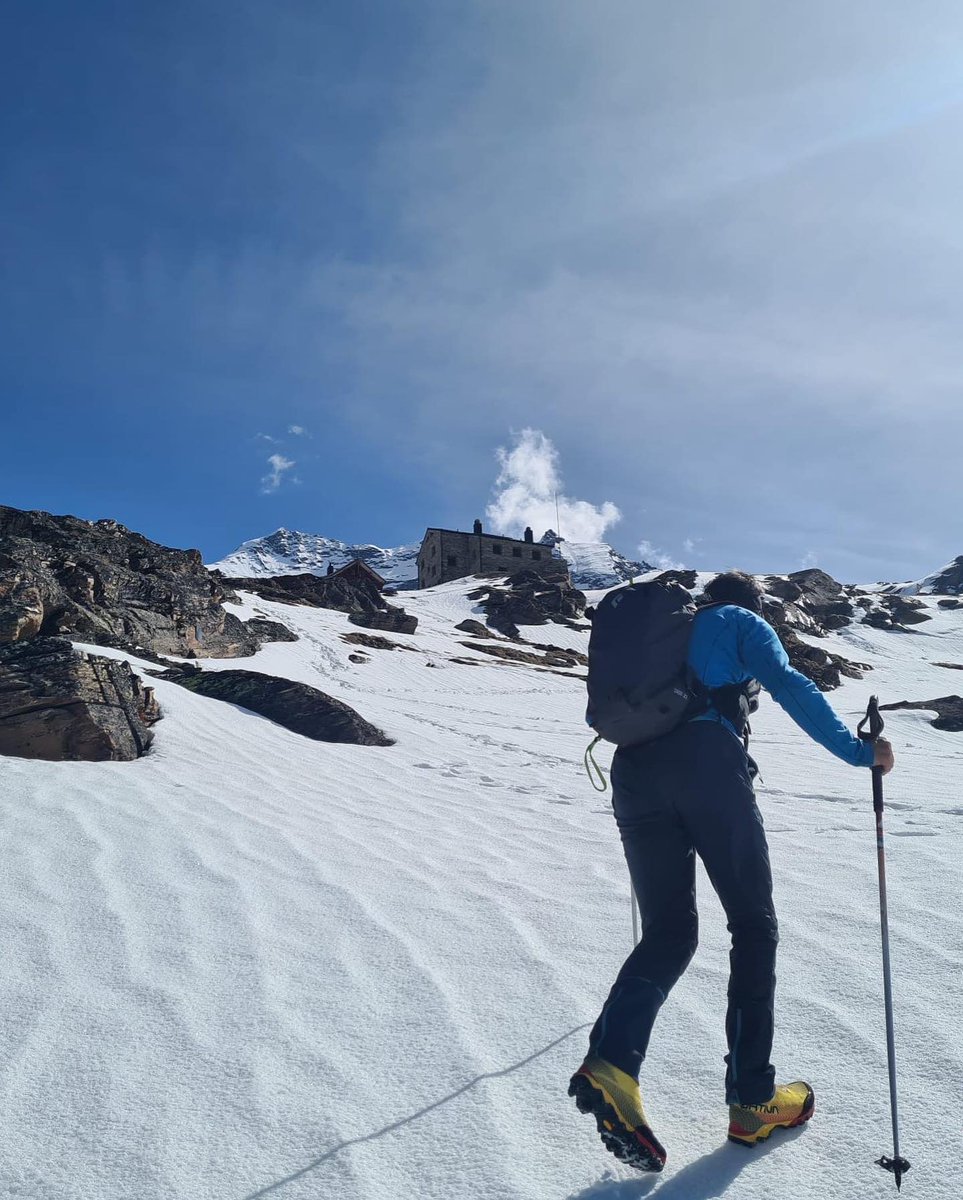 SaastalFotos's tweet photo. ‘Weissmieshütte ist wieder offen! Skitouren aufs Fletschhorn oder Weissmies sind noch möglich. Lagginjoch hat auch gut Schnee. Und nach einer klaren Nacht trägt der Schnee gut, sonst weniger.’
#weissmieshütte #saasgrund #saastal #fletschhorn
📷 weissmieshuette/Instagram https://t.co/McujjeqdwJ