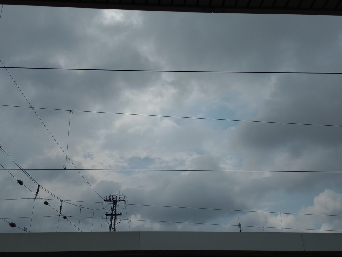 Sparrersway's tweet photo. #platformpic with a bit of blue sky
#stillstuck https://t.co/OEZBUixkw8