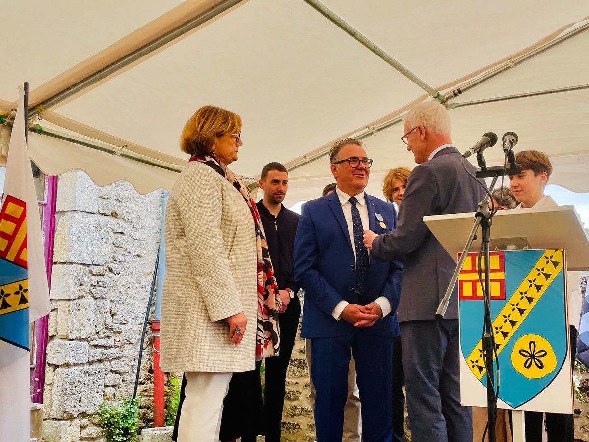 Chantal BOULOUX (@chantal_bouloux) on Twitter photo Ravie d’avoir assister avec <a href="/Didier_Lechien/">Didier Lechien</a> à la cérémonie de remise de médaille du tourisme d’Arnaud Carré, Maire du Quiou.
Beau moment avec les élus, la population, ses amis et sa famille !
Mes félicitations pour ton investissement et ton dynamisme envers le territoire ! 👏 Ravie d’avoir assister avec <a href="/Didier_Lechien/">Didier Lechien</a> à la cérémonie de remise de médaille du tourisme d’Arnaud Carré, Maire du Quiou.
Beau moment avec les élus, la population, ses amis et sa famille !
Mes félicitations pour ton investissement et ton dynamisme envers le territoire ! 👏