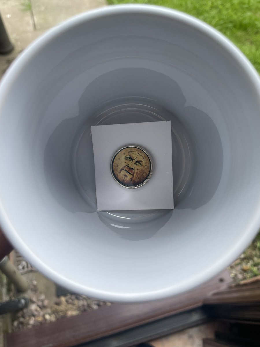 Shop shuts tonight 
Free badge with the Dychestives 🍪 
RT’s appreciated 💙