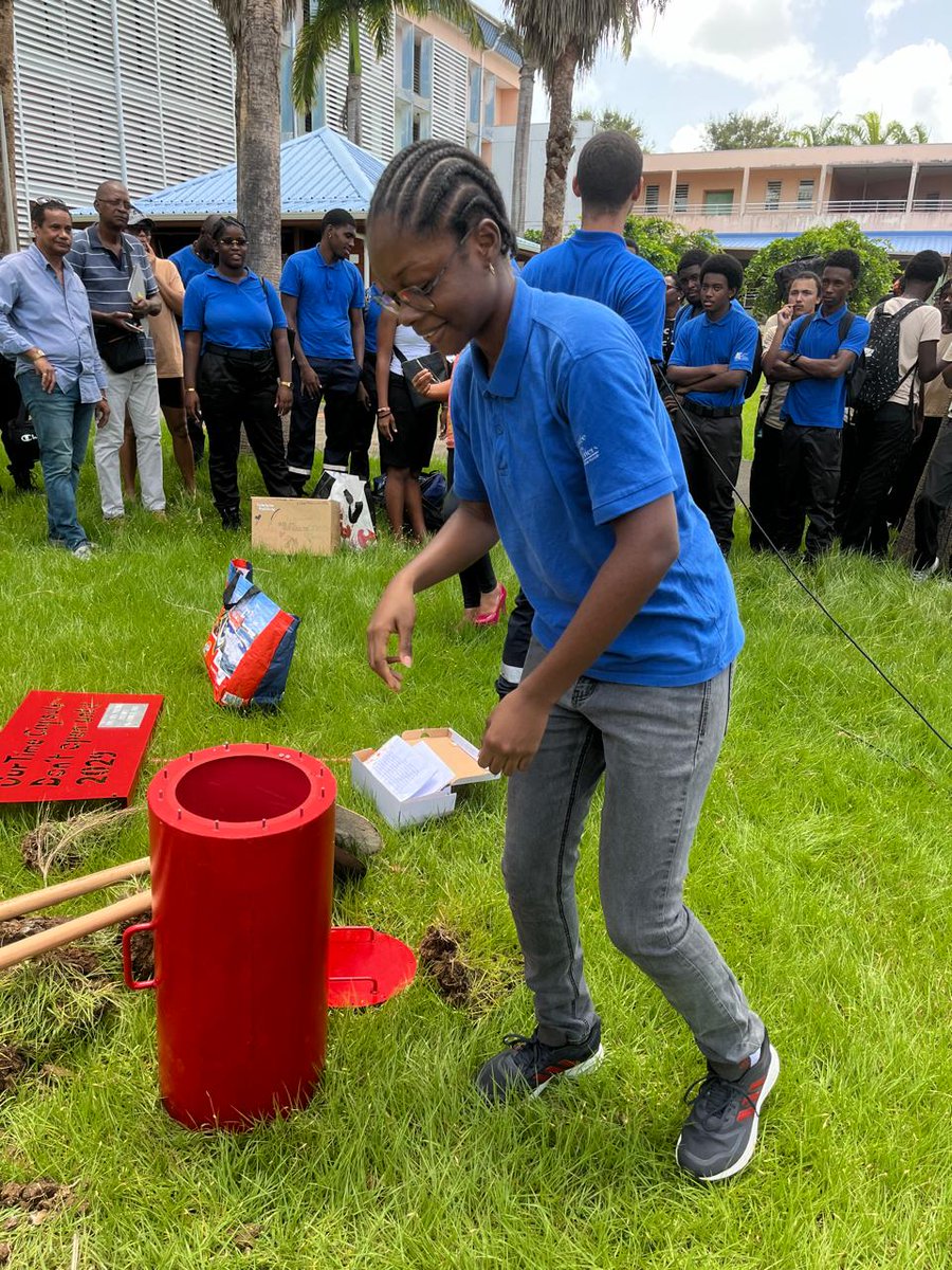Une semaine pleine d'émotions pour nous.🤩 L'enfouissement de la capsule organisée par Mme Laville qui a été très émouvante  des souvenirs qui sortiront de terre dans 5 ans. Des classes de tous les niveaux y ont participées merci à Mr Fouillade la réalisation de la capsule.🙏