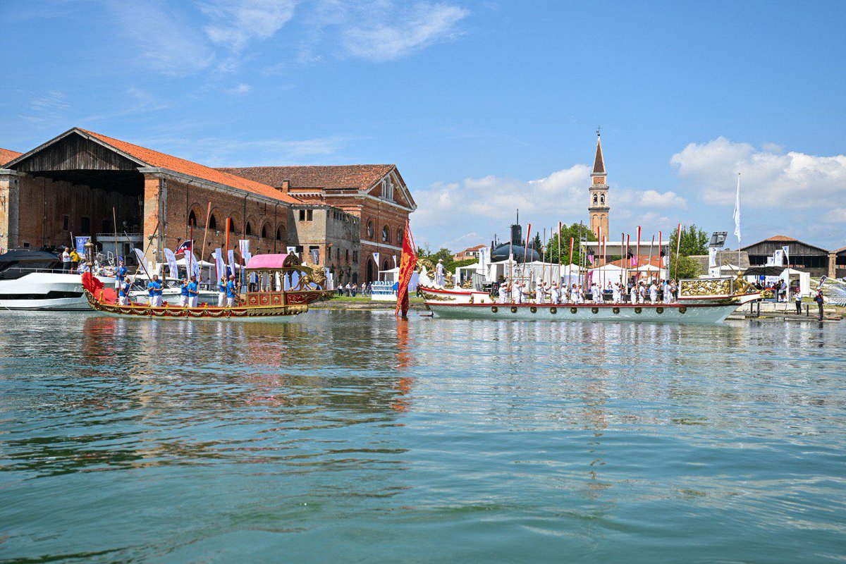 Al #SaloneNauticoVenezia la tradizione incontra l'innovazione! La Serenissima, barca simbolo della storia marinara che ricorda il Bucintoro, e le Bissone, le barche della flotta storica del Comune di Venezia allestite per l'occasione, sfilano davanti all'eccellenza della