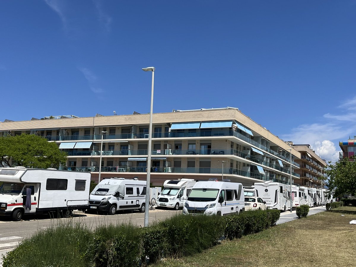 JuliTecles's tweet photo. Hola @ajcambrils!! Aquest és el #cambrils que voleu?? Campi qui pugui?? Vergonyós el  comportament de deixadesa sobre el #caravaning al carrer. Accions Ja! @costadauradatur @CampingsCat_ https://t.co/AFWs8ZnOV0