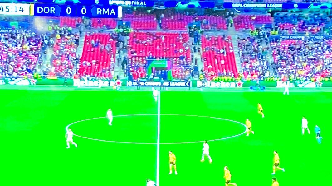 Por cierto. Esta imagen del palco VIP de Wembley vacío al inicio de la 2ª parte de la Champions porque los influencers, políticos y enchufados estaban comiendo canapés es lo más vergonzoso que he visto en tiempo.