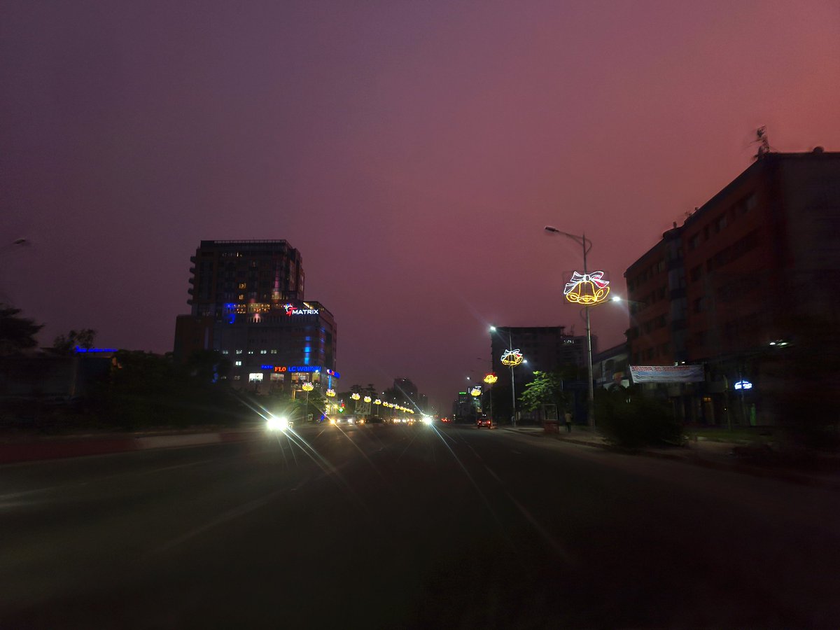 AlineNanko's tweet photo. Boulevard du 30 juin au crépuscule.
#KinByNight https://t.co/9jO3TI47Fz