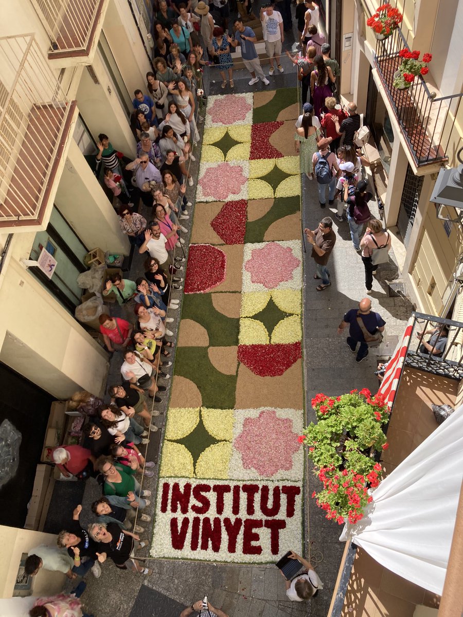 Un any més, alumnat, famílies i professorat de l’<a href="/sitges_vinyet/">Institut VINYET. Sitges</a> ha participat a la festivitat de <a href="/corpusdesitges/">Corpus de Sitges</a> fent la catifa del nostre centre amb el disseny guanyador entre les propostes dels alumnes de 2n d’ESO. 
Gràcies a tota la comunitat educativa de l’Institut Vinyet!