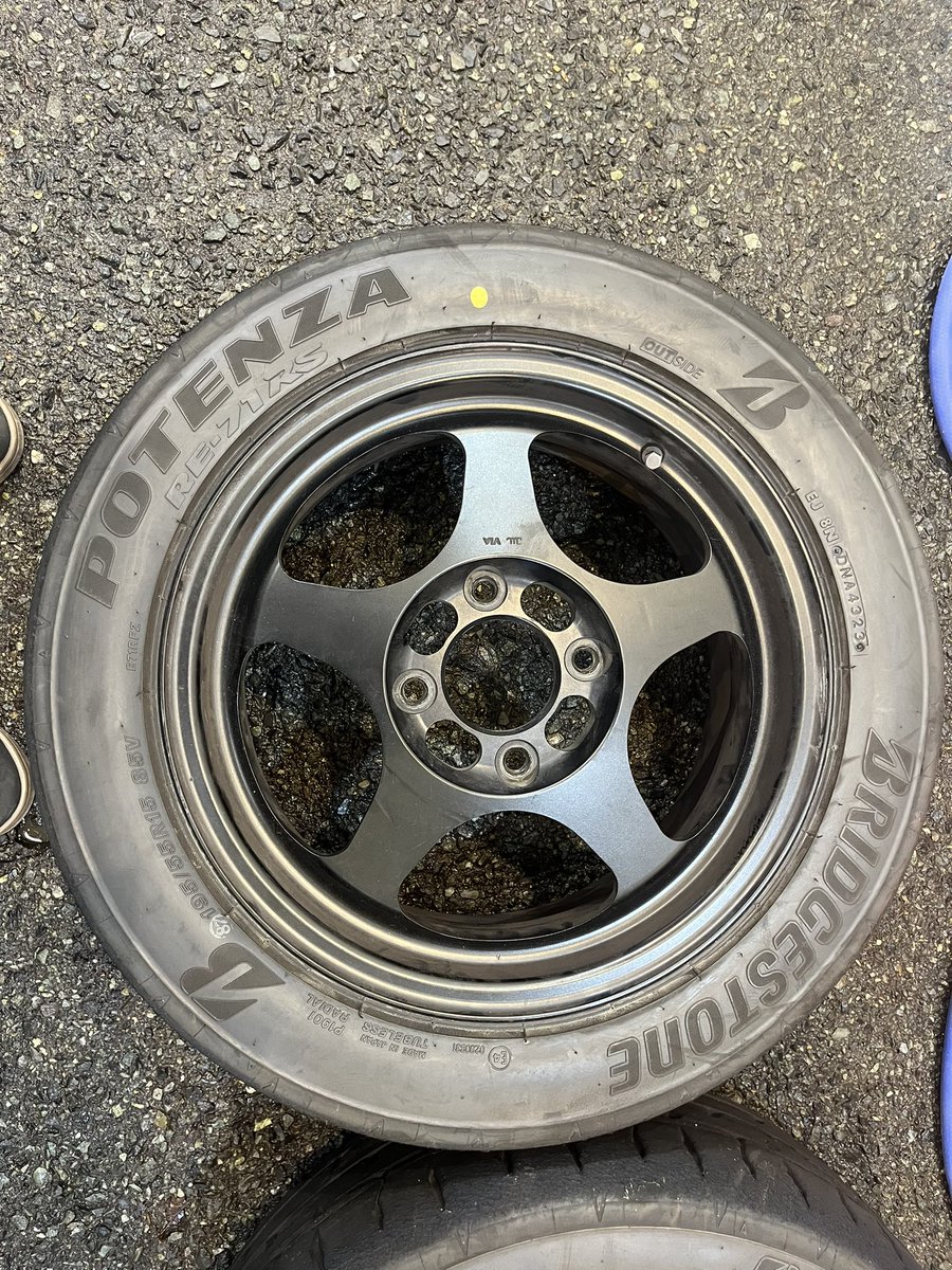 mura25_VT's tweet photo. sw388 15インチ 6.5jj +45 PCD114.3
1本表のみ黒のラッカーで再塗装されてます
71RS 23年製 バリ溝 HSRでリア履きで1回仕様のみ
福岡から引き取り限定 5万で買い取ってくださ方いらっしゃいませんか!
売れなければバラして売ります。
#拡散希望
#sw388
#リーガマスター
#71RS https://t.co/Wr6kXUmgyi