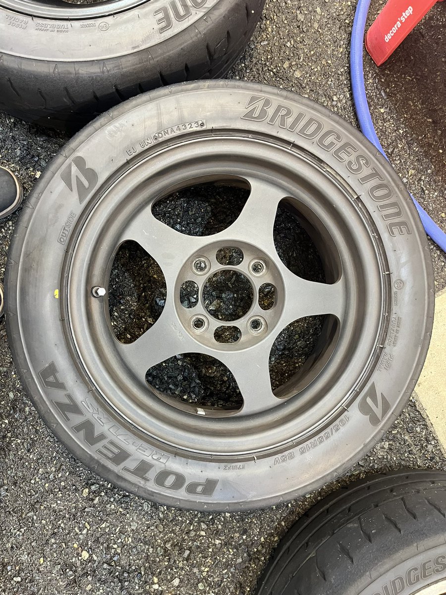 mura25_VT's tweet photo. sw388 15インチ 6.5jj +45 PCD114.3
1本表のみ黒のラッカーで再塗装されてます
71RS 23年製 バリ溝 HSRでリア履きで1回仕様のみ
福岡から引き取り限定 5万で買い取ってくださ方いらっしゃいませんか!
売れなければバラして売ります。
#拡散希望
#sw388
#リーガマスター
#71RS https://t.co/Wr6kXUmgyi