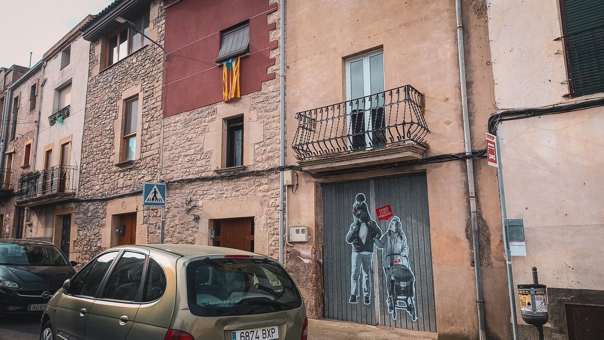 repoblem's tweet photo. Avui les portes d'algunes cases fan un crit d'alerta, una brama d'auxili.
#loquesestàperdent
#repoblem
#casesbuides
#gentsensecasa https://t.co/AUInm8chnp