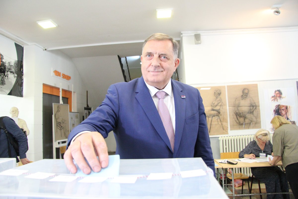 NikolaLaki3's tweet photo. Predsednik Republike Srpske Milorad Dodik glasao je na lokalnim izborima u Beogradu na "svom" biračkom mestu na Dedinju.

Ko nas je kleo nije dangubio! https://t.co/CyxzoaUvCf