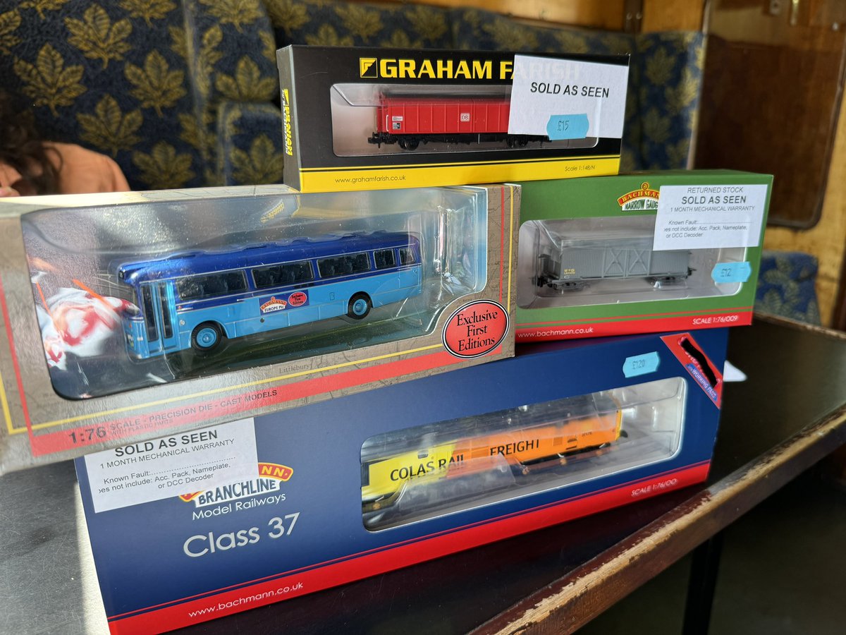 lakesideparkway's tweet photo. I said I wasent going to buy anything from the Bachmann practically perfect show today 🙈🙈 https://t.co/baQplzeDvQ