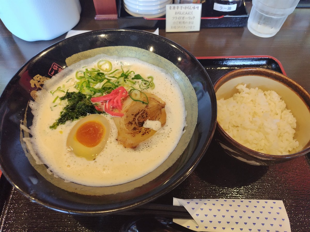 MikanzRf's tweet photo. 久しぶりの投稿になりますが、先月の買い物帰り、福ちゃんラーメン浜松西山店でラー活してきました🍜
今回は特製鶏白湯ラーメンとライスを頂きました💃
最近、色々と忙しくてＳＮＳの投稿が疎かになってきます🤣
#ラーメン
#福ちゃんラーメン
#ラーメン好きと繋がりたい
#パイタンラーメン https://t.co/WjccEXVX8v
