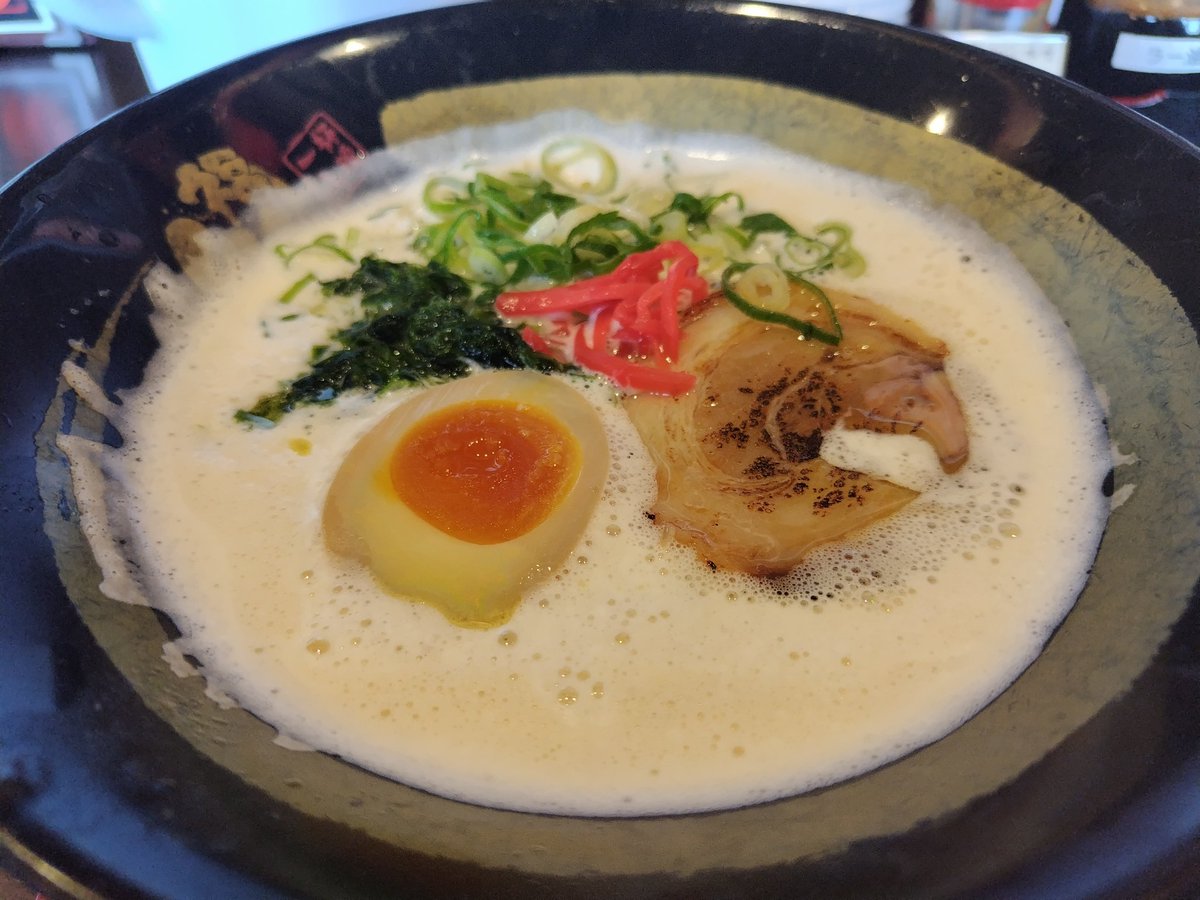 MikanzRf's tweet photo. 久しぶりの投稿になりますが、先月の買い物帰り、福ちゃんラーメン浜松西山店でラー活してきました🍜
今回は特製鶏白湯ラーメンとライスを頂きました💃
最近、色々と忙しくてＳＮＳの投稿が疎かになってきます🤣
#ラーメン
#福ちゃんラーメン
#ラーメン好きと繋がりたい
#パイタンラーメン https://t.co/WjccEXVX8v