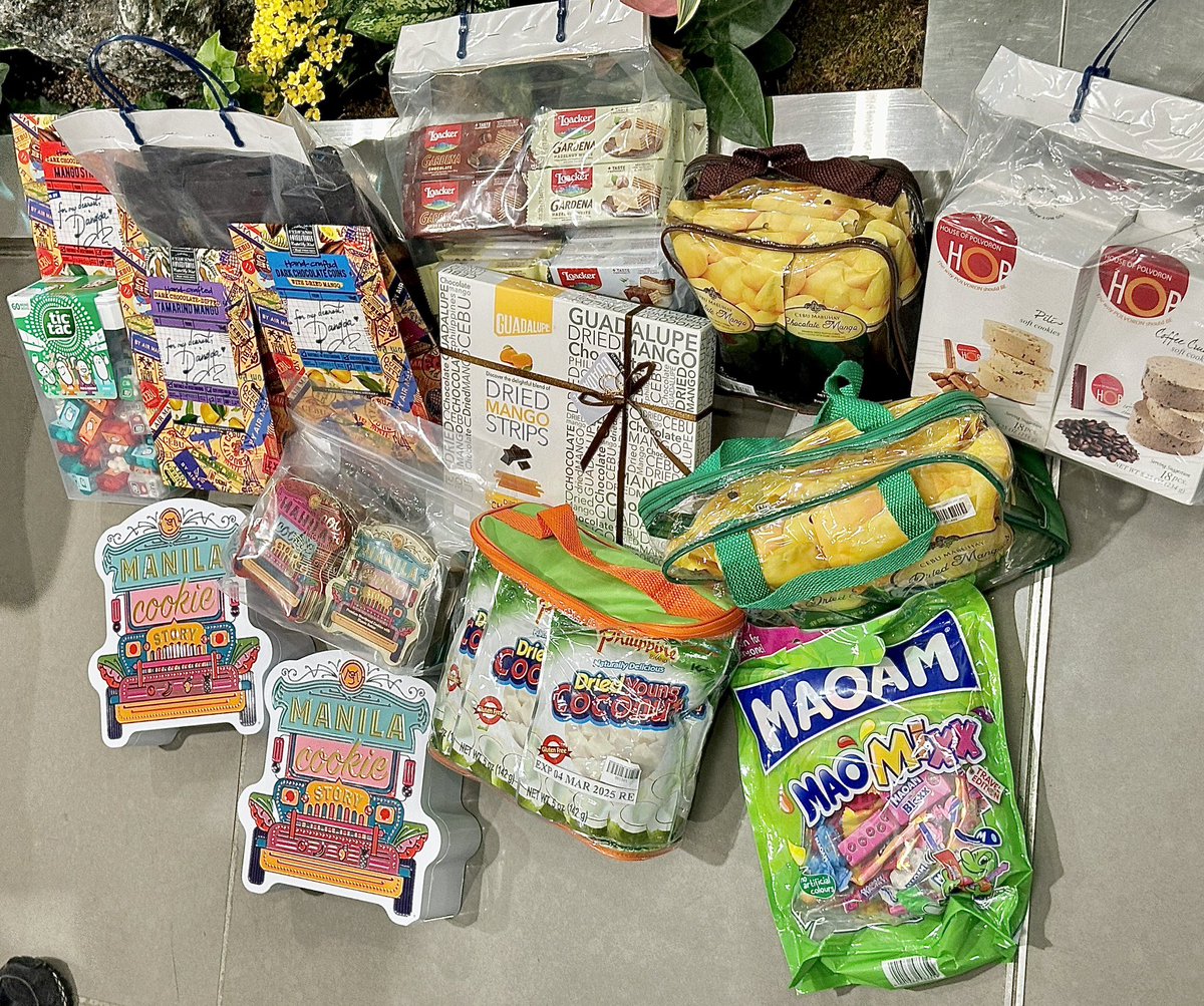 IUteamstarcandy's tweet photo. [UPDATE] 240602 IU bought foreign snacks for fans who came to greet her at the Manila and Incheon International Airports

Source: guba516, mingukiu
#IU #HEREH https://t.co/ylOq80itiv