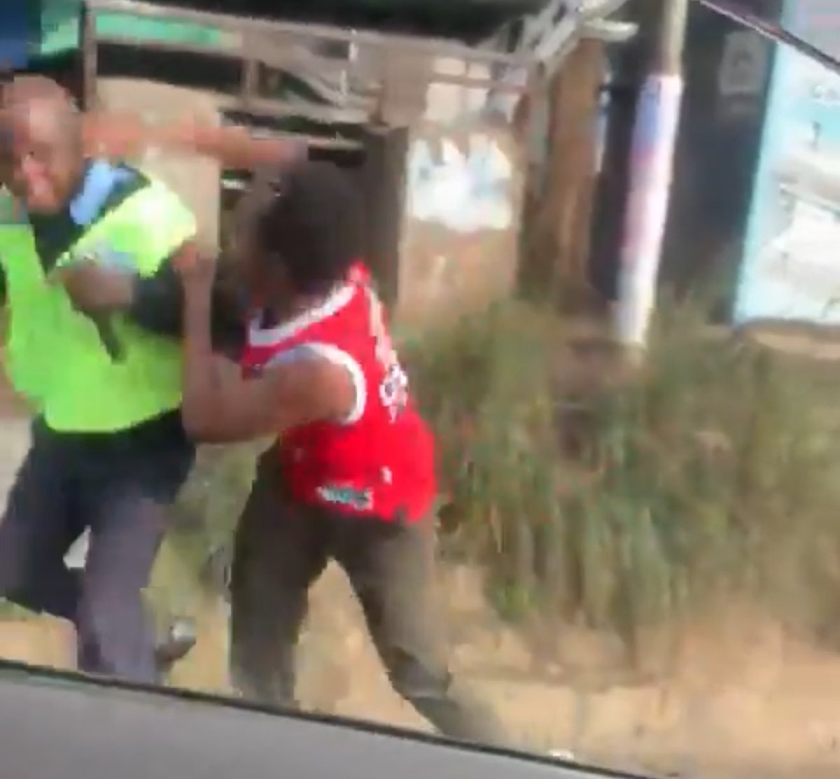 Man captured on camera assaulting a police officer. Watch👇