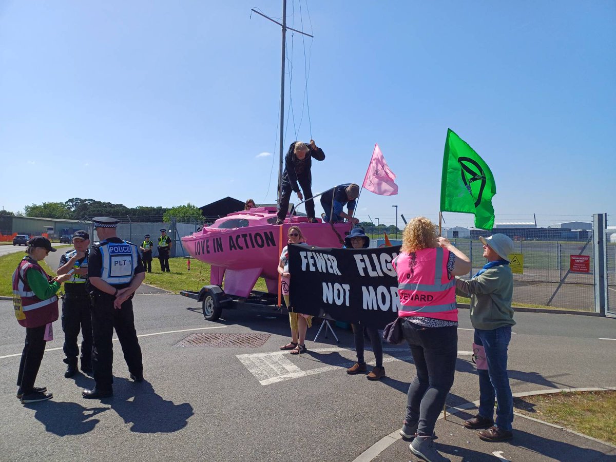 XRebellionUK's tweet photo. ‼️ ACTION IN PROGRESS ‼️
Access to #Farnborough private jet airport’s three main gates is being blocked by #ExtinctionRebellion in the global week of action against polluting private aviation.
#BanPrivateJets #PrivateFlightsCostTheEarth
#FlyingToExtinction #MakePollutersPay https://t.co/dpzMud1luW