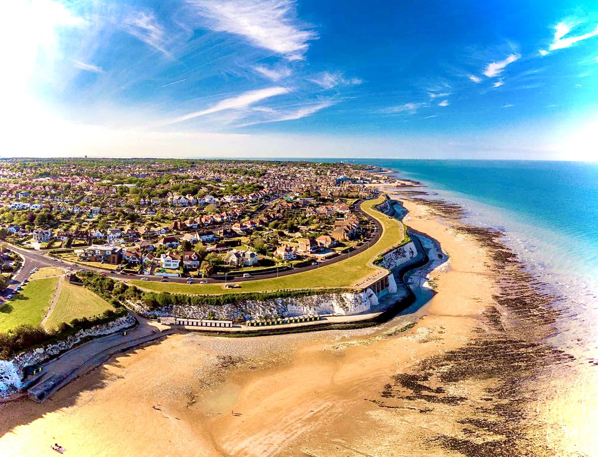 📝 Would you like to join us this June? Summer is officially here (Apparently) and there’s plenty of chances to get out and explore… Departure Points across #NorthNorfolk with more details available HERE —>> shorturl.at/hlHfJ 💛 #TravelTheWrightWay