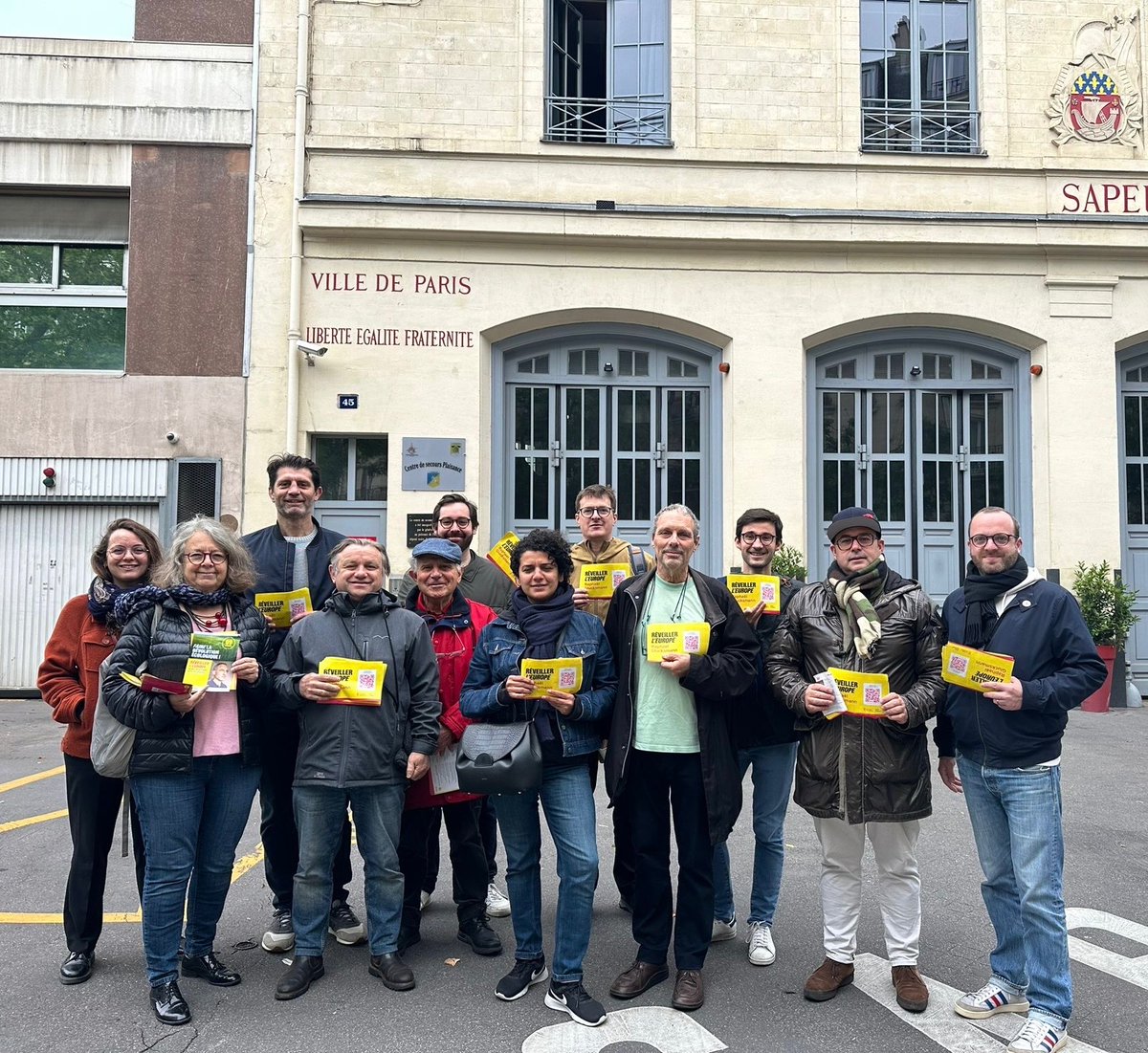 Au marché Villemain ce matin avec <a href="/lamiaela/">@lamiaelaaraje.bsky.social</a> pour #ReveillerlEurope avec <a href="/rglucks1/">Raphael Glucksmann</a> !
Donnons tout dans la dernière ligne droite ! 🌹
