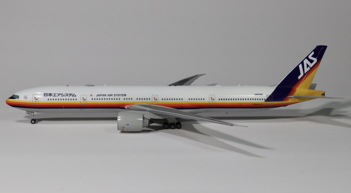 blue_mokei's tweet photo. JAS 777-300ER 完成！
キットはハセガワのJAL機ですが架空JAS機にしてみました。JASが存続した世界で747の後継機として国際線に777が導入された設定ですね。ボーイング機ですが777の長い胴体にエアバスカラーは似合いますね。素組みだからすぐ出来るだろうと思ったら2ヶ月半もかかってしまった。 https://t.co/uyacxV98tQ