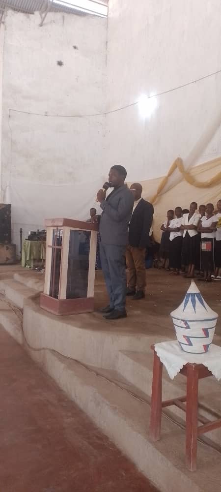 CnddFddButanyer's tweet photo. 02/06/2024 #Scom_kirundo yasangiye ijambo ry'Imana n'abakirisu bo mwishengero rya #FECABU riri mugisagara ca kirundo mu ntumbero yo kunywanisha Amashengero n'amadini n'umugambwe @CnddFdd muri Komine arongoye. https://t.co/MLbfKmziRw