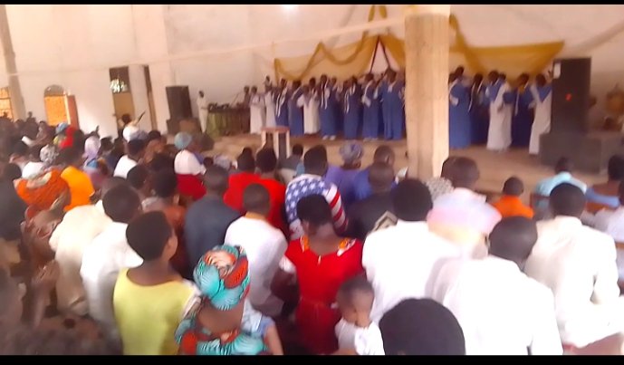 CnddFddButanyer's tweet photo. 02/06/2024 #Scom_kirundo yasangiye ijambo ry'Imana n'abakirisu bo mwishengero rya #FECABU riri mugisagara ca kirundo mu ntumbero yo kunywanisha Amashengero n'amadini n'umugambwe @CnddFdd muri Komine arongoye. https://t.co/MLbfKmziRw