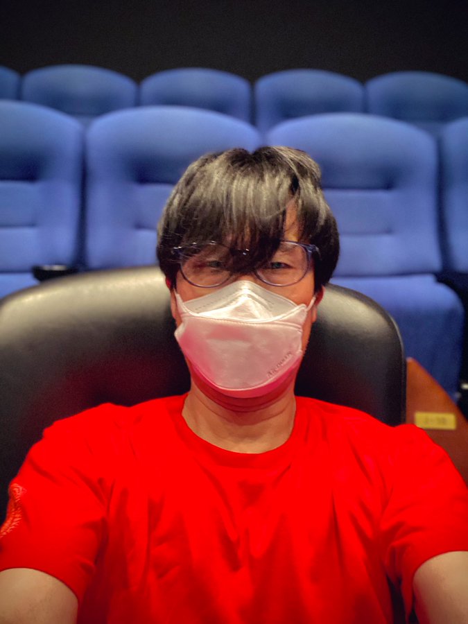 HIDEO_KOJIMA_EN's tweet photo. Saw Furiosa: A Mad Max Saga in IMAX for the third time. Bought 3 booklets. The chase scene with Octoboss (the name is like MGS). It still makes me roar no matter how many times I see it. The rhythm of the movement and the attacks backwards, forwards, under the truck, in the air and on the truck, the direction and the camera. The "glue space" between the action sequences is well defined, so it is easy to understand even when the positions are changed. This kind of connection cannot be achieved by shooting with multiple cameras simultaneously and then editing. It is a miracle that everything was calculated and studied in the pre-visualization and realized with stunts and VFX. This is action art. The way the chase is introduced is also well done. A sidecar driven by a black octopus crosses the road, where we get a glimpse of his skate shoes. After that, a moving camera from behind frames the chase in a single shot. The skate gimmick is revealed, the parachute opens, and the octopus emerges. The parachute octopus on the other side of the track also appears, and the camera rises with it, spinning above the track (and replacing the parachute), leading to the attack and defense with the Warboys. Only George could have done such a complex one-shot. Sigh. I'm going to see it again, not in IMAX, but in CinemaScope, and then the Japanese dubbed version.