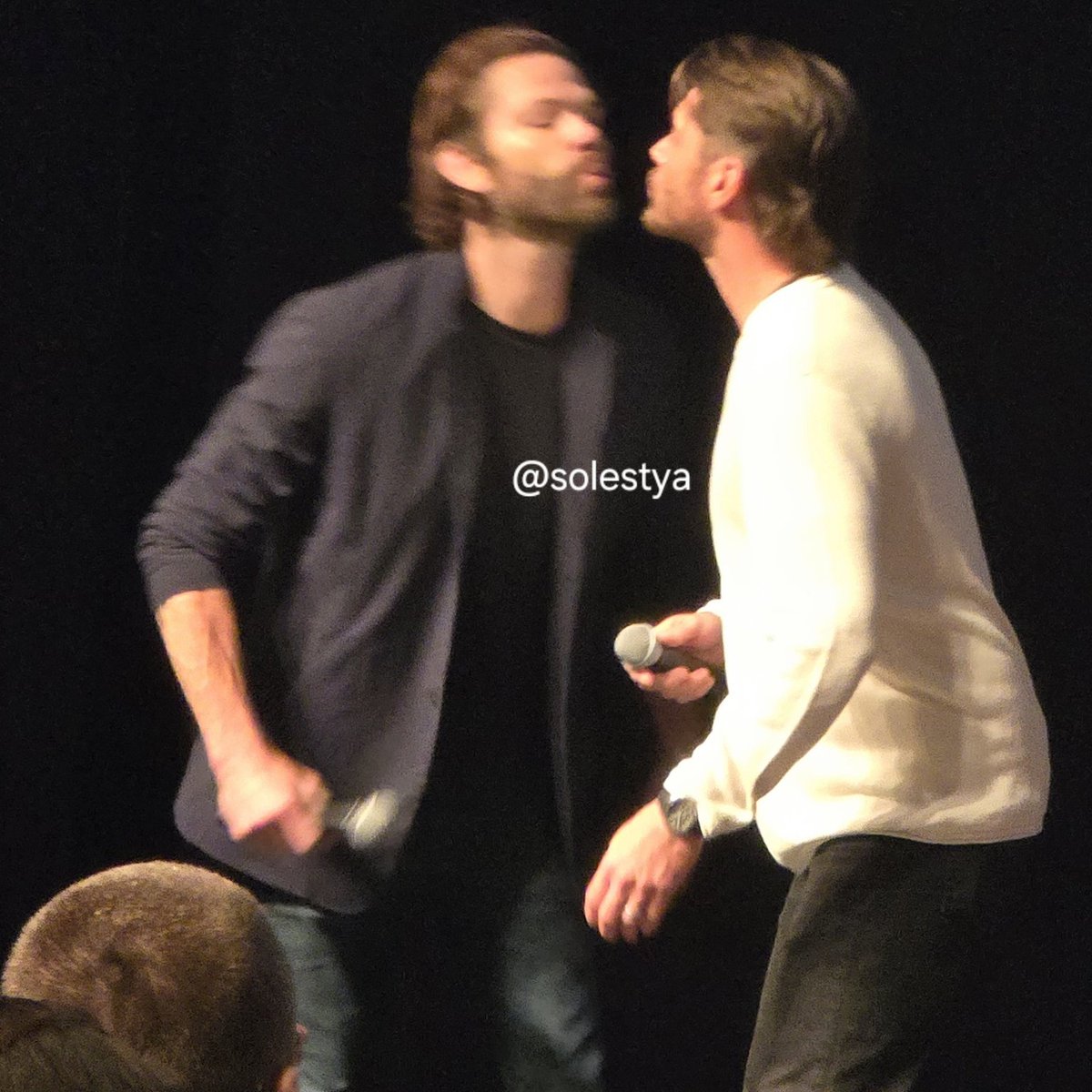 jumpscare warning!! woke up to J2 kissing was not on my agenda today 💕