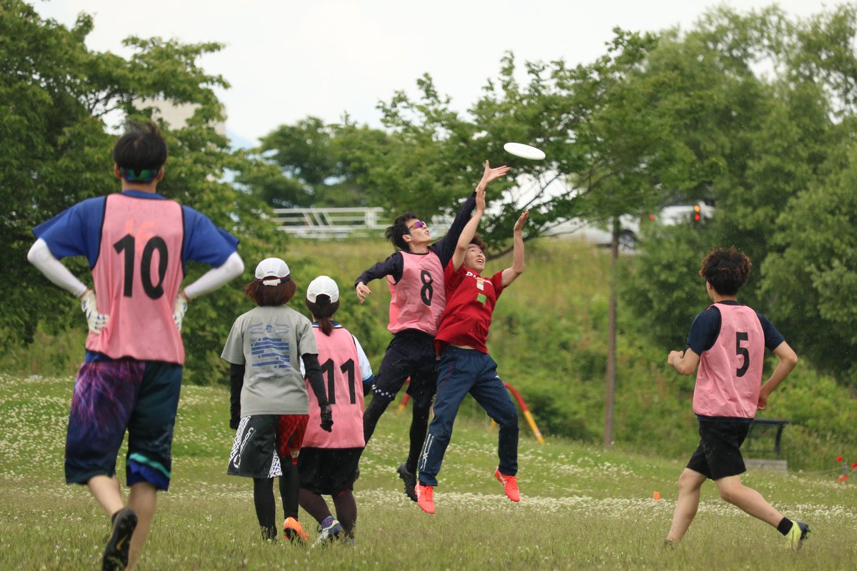 iFlyingSaucers's tweet photo. 【岩大×ソーサーズ合同新歓BBQ会🍖】

今年も岩大と合同で新歓企画を行いました！雨の予報も不安な中、午前中は基礎練習やセット練を行いました🥏
そして今年も #JAいわて　様からのご協力で岩手産のお肉やお米でBBQを行いました🔥とっても美味しかったです！
#岩手　#アルティメット
#社会人チーム https://t.co/K708SzMXRK