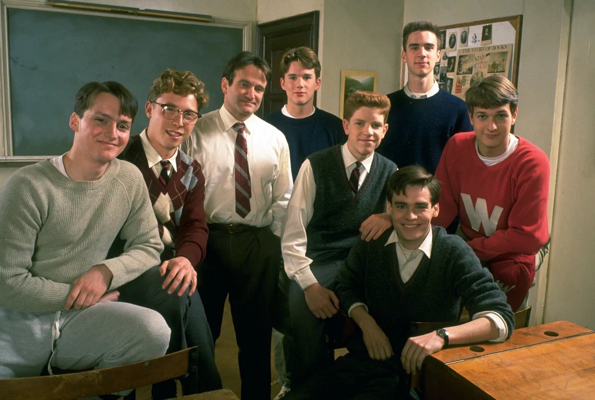 BrunetPau's tweet photo. 35 años del estreno de “El Club de los Poetas Muertos”, un fenómeno cinematográfico y una bellísima exploración de la masculinidad ❤️

El 2 de junio de 1989, llegaba a los cines la película de Peter Weir, protagonizada por Robin Williams en uno de sus papeles más icónicos.

Inicialmente, la película se estrenó en 8 salas, recaudando 340.000 dólares. A la semana siguiente, la película se amplió a un estreno nacional en 687 salas, recaudando 7.5 millones de dólares. En la tercera semana, se expandió a 1.100 salas, recaudando 9.1 millones.

La película se mantuvo en el top 10 por dos meses, y terminó recaudando cerca de 96 millones de dólares solo en Estados Unidos.

En el resto del mundo, la película fue un enorme éxito, alcanzando un total de 140 millones de dólares, destacando los 37 millones que generó en Francia.

“El club de los poetas muertos” es una extraordinaria exploración de las diferentes ideas de masculinidad y las barreras, traumas y presiones que encapsulan esa construcción. Un excelente trabajo de su guionista, Tom Schulman, que le valió el Oscar al mejor guion original.

Uno de los temas que más impactó en su estreno, y aún hoy, es el suicidio de uno de sus protagonistas y las razones detrás de este.

“Dead Poets Society” fue nominada a cuatro Oscars: mejor película, mejor director, mejor actor principal y mejor guion original. Logró el BAFTA a la mejor película y mejor música para Maurice Jarre, así como otros premios de críticos y gremios.

“El club de los poetas muertos” es algo más que una película generacional. Al igual que “Los que se quedan” (The Holdovers), posee ese elemento humano, emocional y atemporal que el cine norteamericano domina a la perfección.