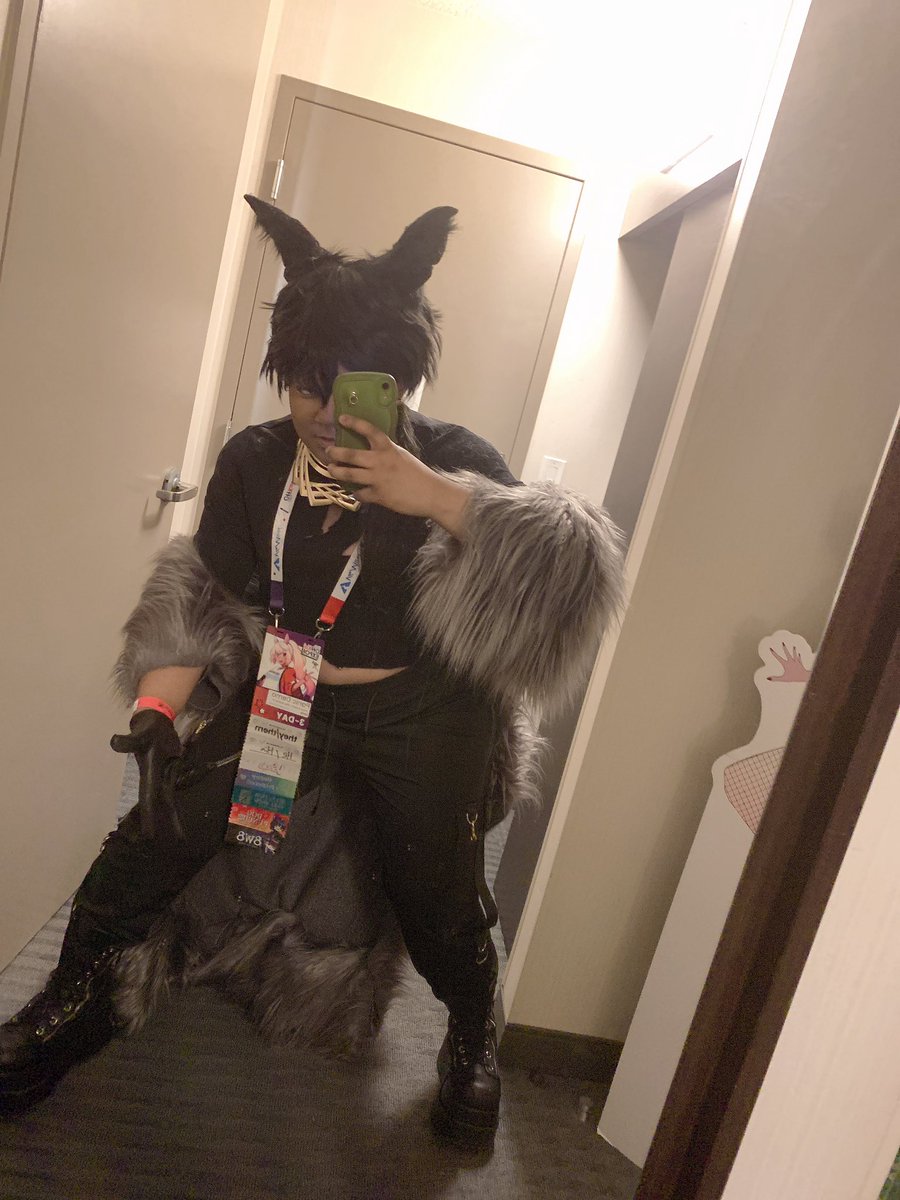 Panic_Demo's tweet photo. AHHHHH IM OUT LATE TONIGHT AND IT FELT RIGHT TO WHIP OUT THE KEISEIRA COSPLAY @keiseiraVT #offkaiexpogen3 https://t.co/iTPJzeJvme