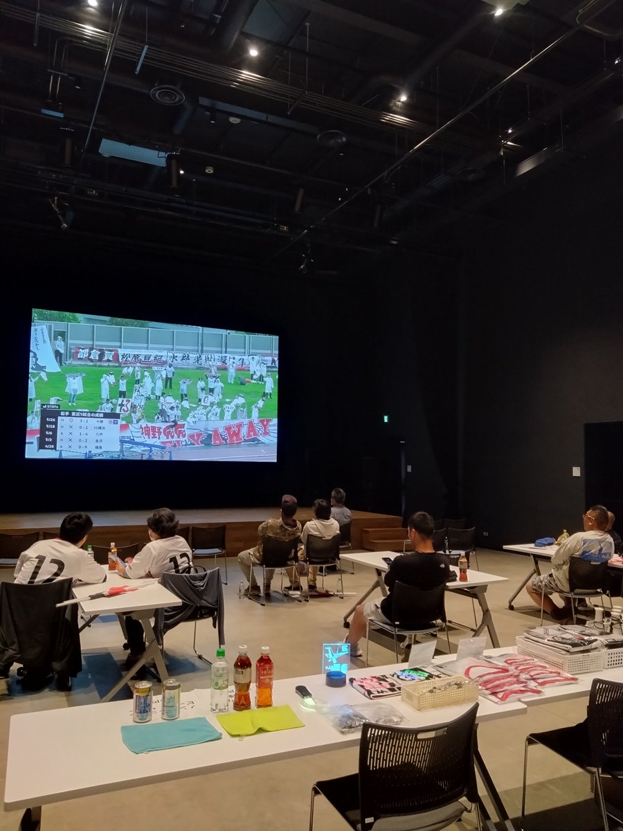 minabando's tweet photo. 釜石PITにてグルージャパブリックビューイング実施中。県内各地から釜石まで来て頂いてみんなで応援しています。
画面からは、グルーャサポーターのチャントが聞こえてます！
これから後半開始。
釜石からも勝利の念が届きますように!
#釜石
#釜石PIT
#いわてグルージャ盛岡
#パブリックビューイング https://t.co/yNLE8sKWFn