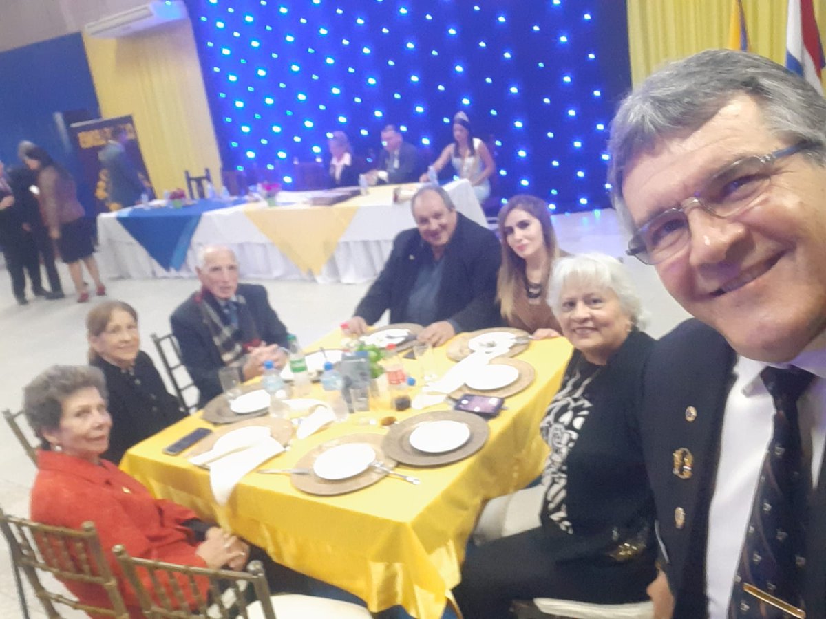 El Presidente del Club de Leones Bernardino Caballero Arq. Julio Duria,  acompañado  de distinguidas Damas Leonas del Club y de socios del Club en la plenaria del Club de Leones de Capiata.