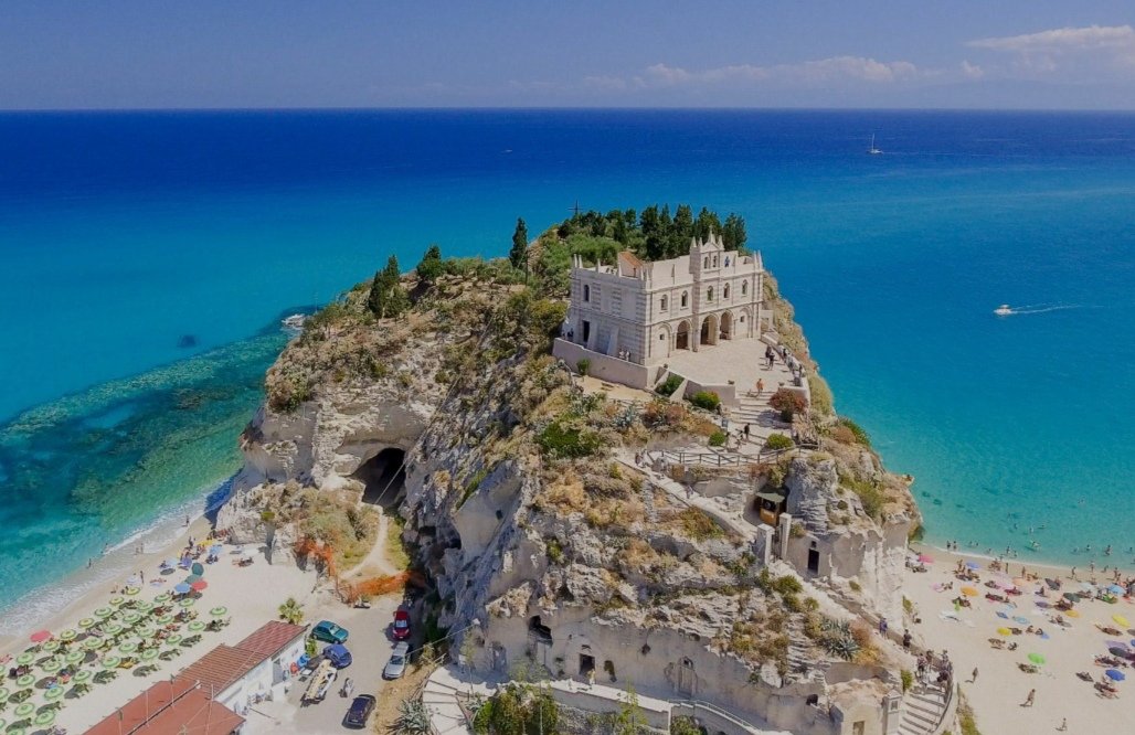 Serendipity0025's tweet photo. Si narra che #Tropea fu fondata da Scipione l’Africano che vi giunse mentre era diretto a Roma. Pare che durante questo viaggio ordinò la realizzazione di Tropaeum, cioè Trofeo. L’intento era quello di rendere omaggio agli Dei per averlo protetto nella conquista di Cartagine. https://t.co/bzD0x58ssm