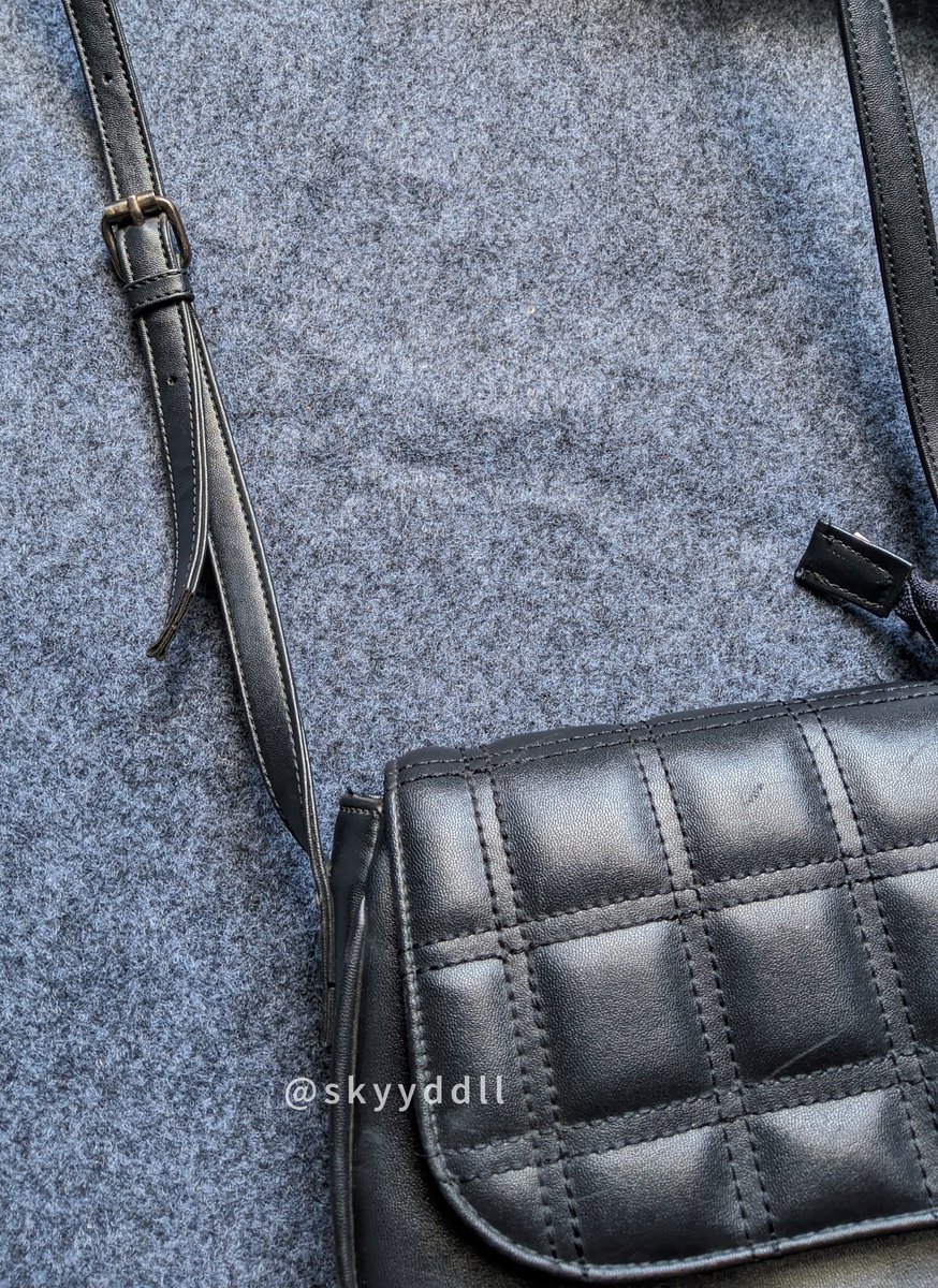 skyyddll's tweet photo. • Slingbag 
https://t.co/52NBJCMjr4

Slingbag lokal brand harga under 60k, belinya pas live waktu itu jd dapat potongan harga 10k dong
Talinya bisa diatur sesuai kebutuhan, jahitannya rapi poll, dan bahannya tebel. Bisa muat hp, dompet, handsanitizer. https://t.co/VagEluzqwG