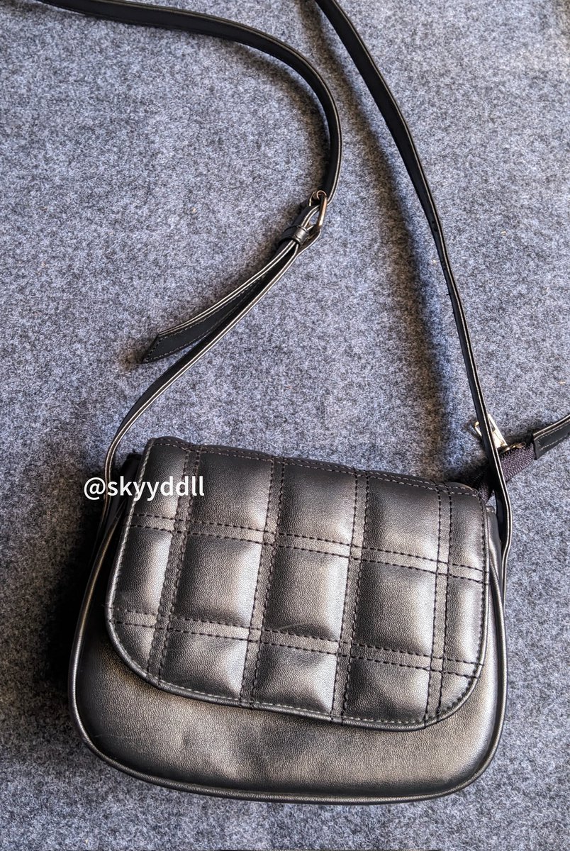 skyyddll's tweet photo. • Slingbag 
https://t.co/52NBJCMjr4

Slingbag lokal brand harga under 60k, belinya pas live waktu itu jd dapat potongan harga 10k dong
Talinya bisa diatur sesuai kebutuhan, jahitannya rapi poll, dan bahannya tebel. Bisa muat hp, dompet, handsanitizer. https://t.co/VagEluzqwG