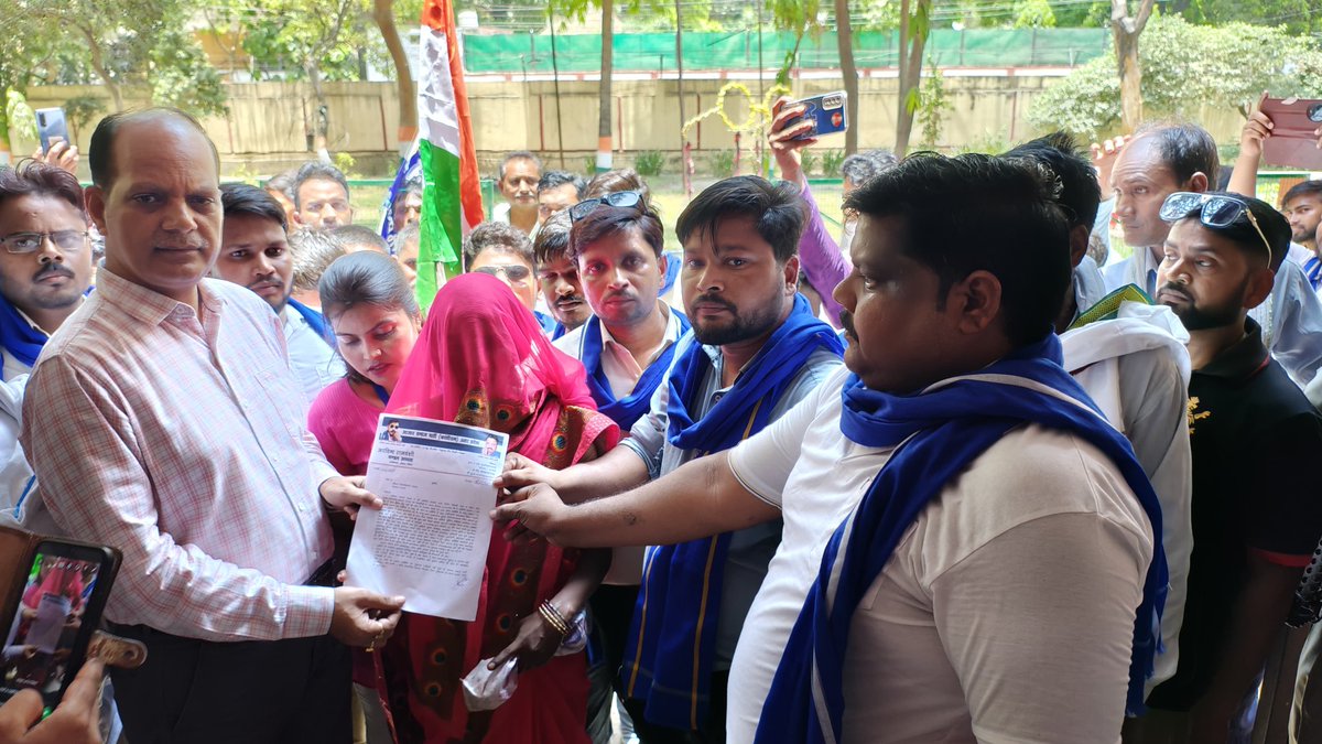 MithungautamASP's tweet photo. 10दिन से न्याय के लिए भटक रही बलात्कार पीड़िता के न्याय हेतु आसपा/भीम आर्मी ने DM UNO को ज्ञापन दिया व सोते हुए प्रशासन को नीद से उठाने के लिए दैनिक जागरण,अमर उजाला आदि अन्य EवP मीडिया ने खबर को प्रमुखता से छापा मीडिया का धन्यवाद @JagranNews @unnaopolice @dmunnao @BhimArmyChief https://t.co/WX7BdjUzsf