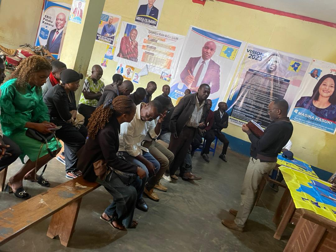 lafortunerdc's tweet photo. En séjour dans la ville de #Butembo, le député provincial #Kambale Kiviri Joatham a communié avec les jeunes d'APC  de la sous-fédération du #RCD-KML. Pendant plus de deux heures, l'élu de #Lubero a montré la responsabilité de la jeunesse dans l'émergence du parti et de la #RDC https://t.co/M6CeKN5RWZ