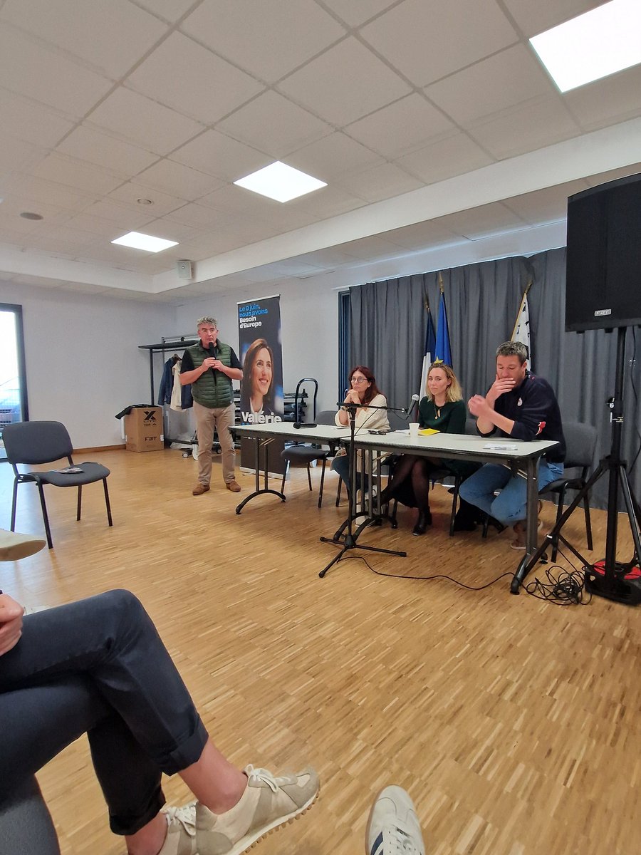 TrehinNicolas's tweet photo. Réunion publique à Bain de Bretagne pour @BesoindEurope ,organisée par @Renaissance_35 .
Merci à @h_mauze , @GaelLeBohec  et @ChrisLenabour pour la qualité de leurs interventions. https://t.co/pQEuyvycbm