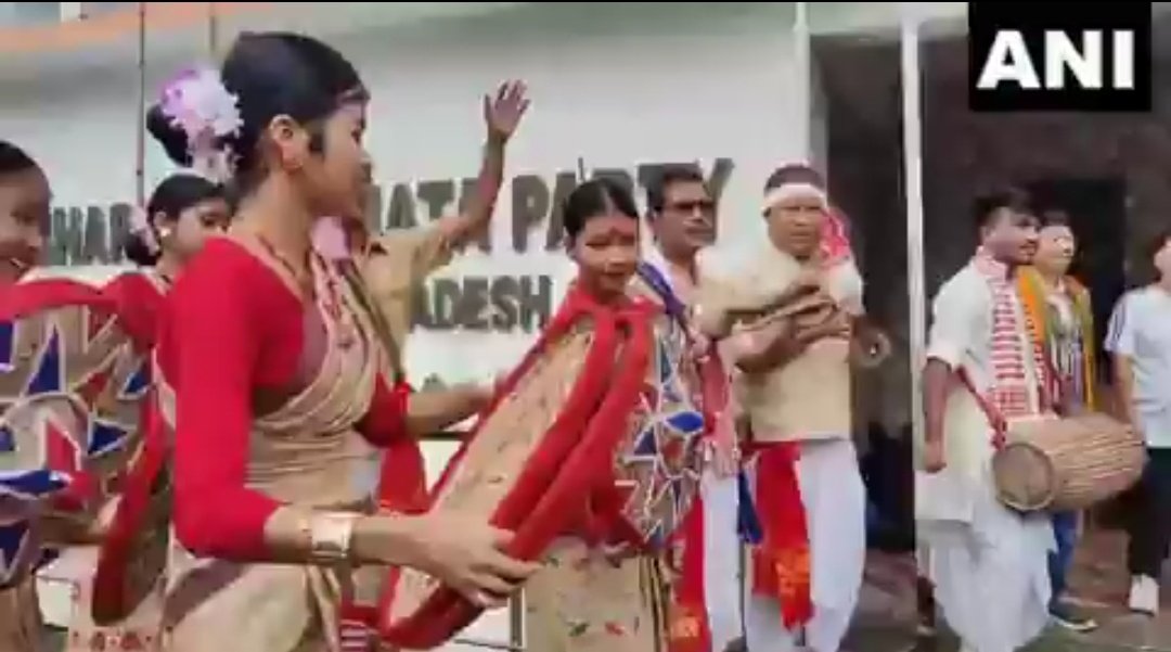 NewsAlgebraIND's tweet photo. BIG BREAKING NEWS 🚨 Saffron tsunami in Arunachal Pradesh 🔥🔥

RESULTS + TRENDS (60/60)
BJP : 46
INC : 0
OTH : 14

For the first time, Congress is not able to open account in Arunachal Pradesh. 

Modi Wave across India⚡BJP Flags everywhere in Arunachal 

Even in Sikkim, Congress is 0. No hopes from Andhra also. It can win single digit seats in Odisha assembly.