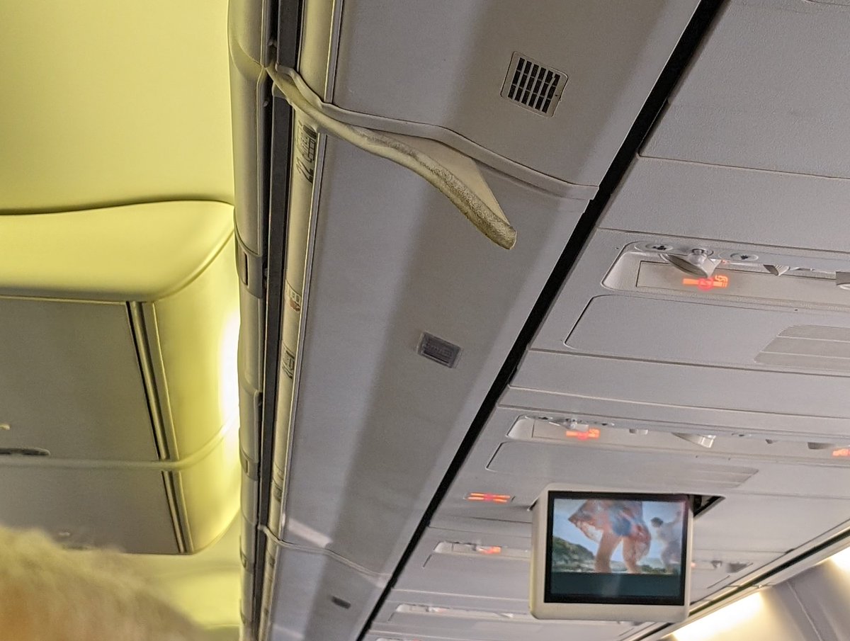 dswau's tweet photo. @Qantas maintenance issue? VH-VZA row 22 https://t.co/3yuOUPDRMY