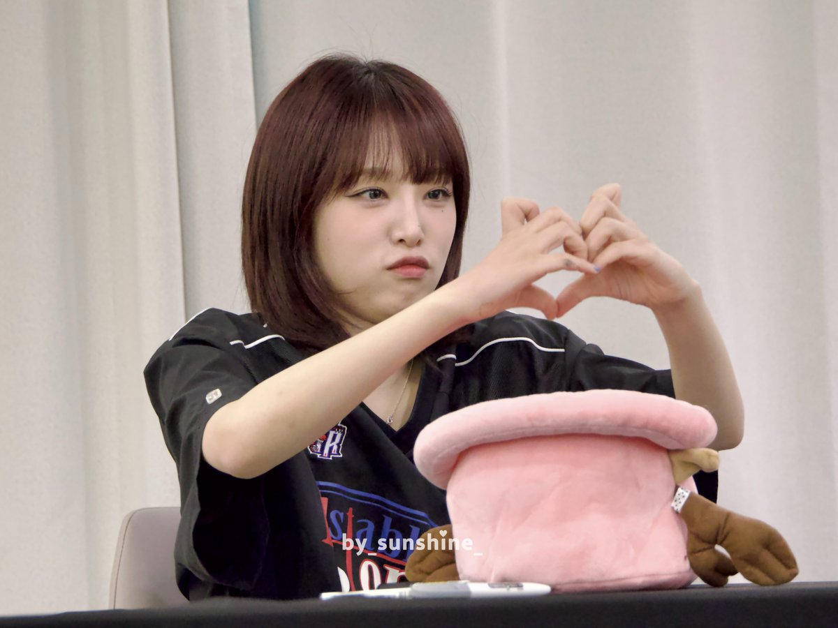by_sunshine_'s tweet photo. 240602 에버라인 대면 팬싸 프리뷰

쵸파 모자에서 하트가 뿅 나오는 마술💓

#최예나 #예나
#YENA #崔叡娜 #イェナ
#GOOD_MORNING https://t.co/dJn7xtdSsx