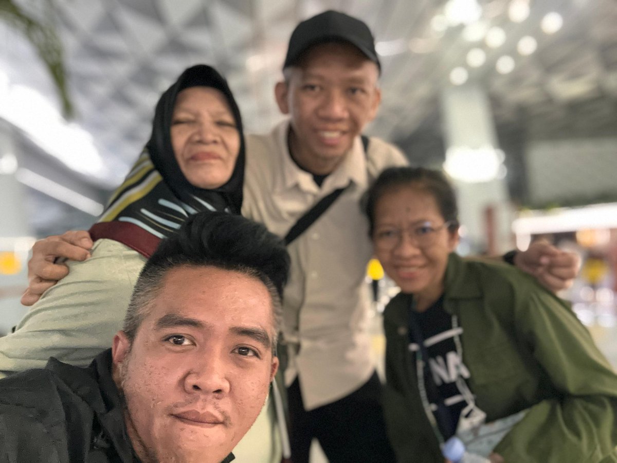 nevy_elysa's tweet photo. Padahal rare moment, malah ngeblur 😂 
Nganterin yang mau jadi warga Brighton, Sussex, Inggris, untuk 3 bulan. Good luck! https://t.co/5BkgIiyixl
