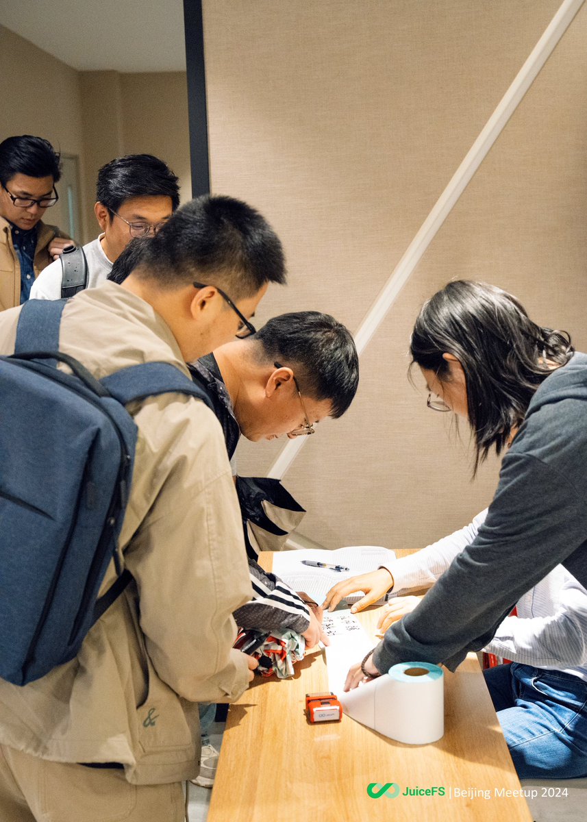 suavesu's tweet photo. some photos of #JuiceFS Beijing meetup last week, speaks from #minimax, #beike and @JuicedataInc https://t.co/kmAq66wRn1